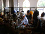 sewadar_group_kirtan.jpg (45608 bytes)