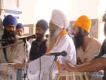 sewadar_kirtan_zoom.jpg (48652 bytes)