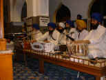 slide_kirtan.jpg (83098 bytes)